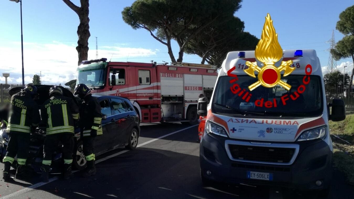 Roma, scontro tra tre auto: muore una 68enne, ferite sei persone
