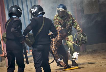 Kenya: polizia usa gas lacrimogeni contro i manifestanti 15
