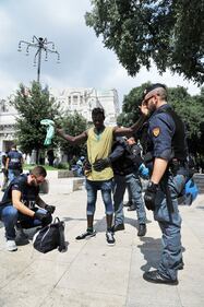 Milano, blitz anti-migranti in stazione Centrale 1