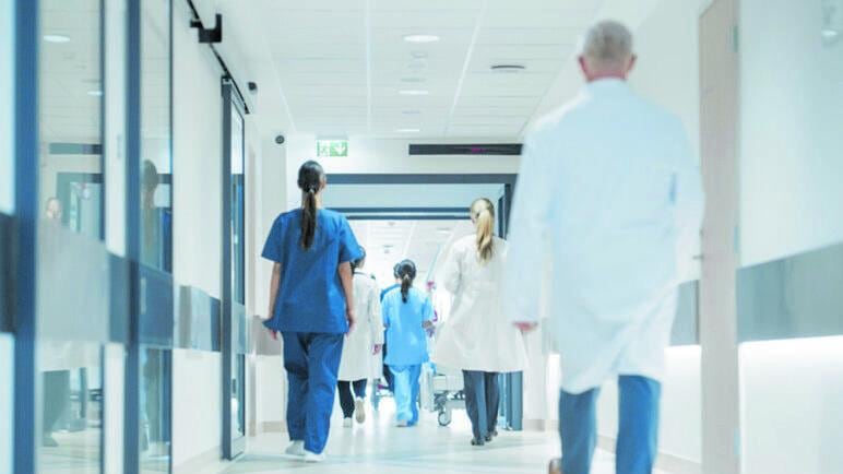 Puglia, 67enne muore in ospedale dopo un malore in clinica: 4 indagati