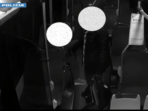 Terrore sull'autobus a Milano: peruviano accoltella la ex con 12 fendenti