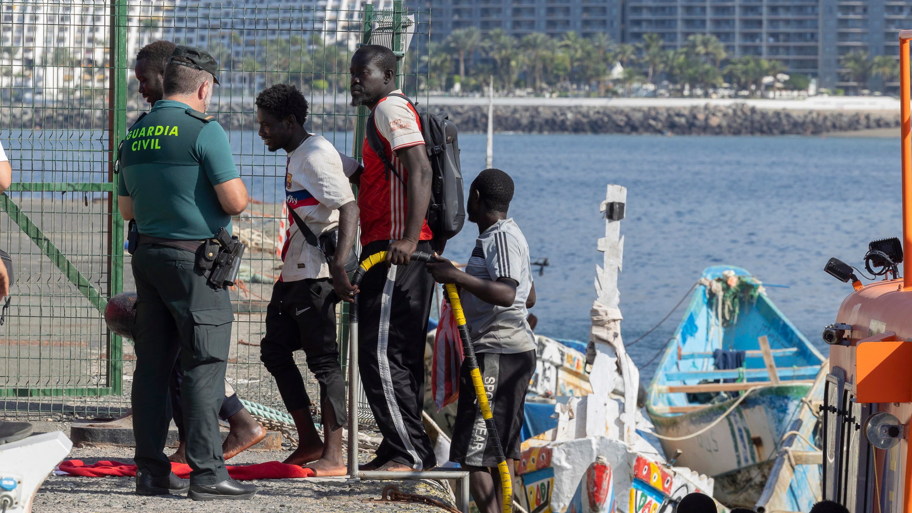 "Donna single cerca arabo". Quelle foto fake per attirare i migranti nell'Europa del sesso