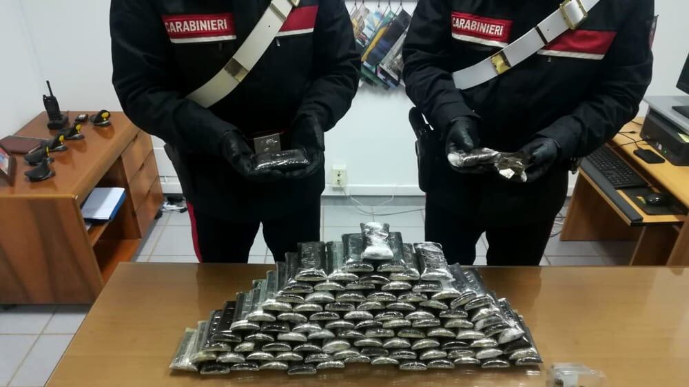 Preso meccanico pusher con 24 chili di fumo in macchina