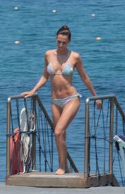 Anna Safroncik: bikini e fisico hot a Ischia 17