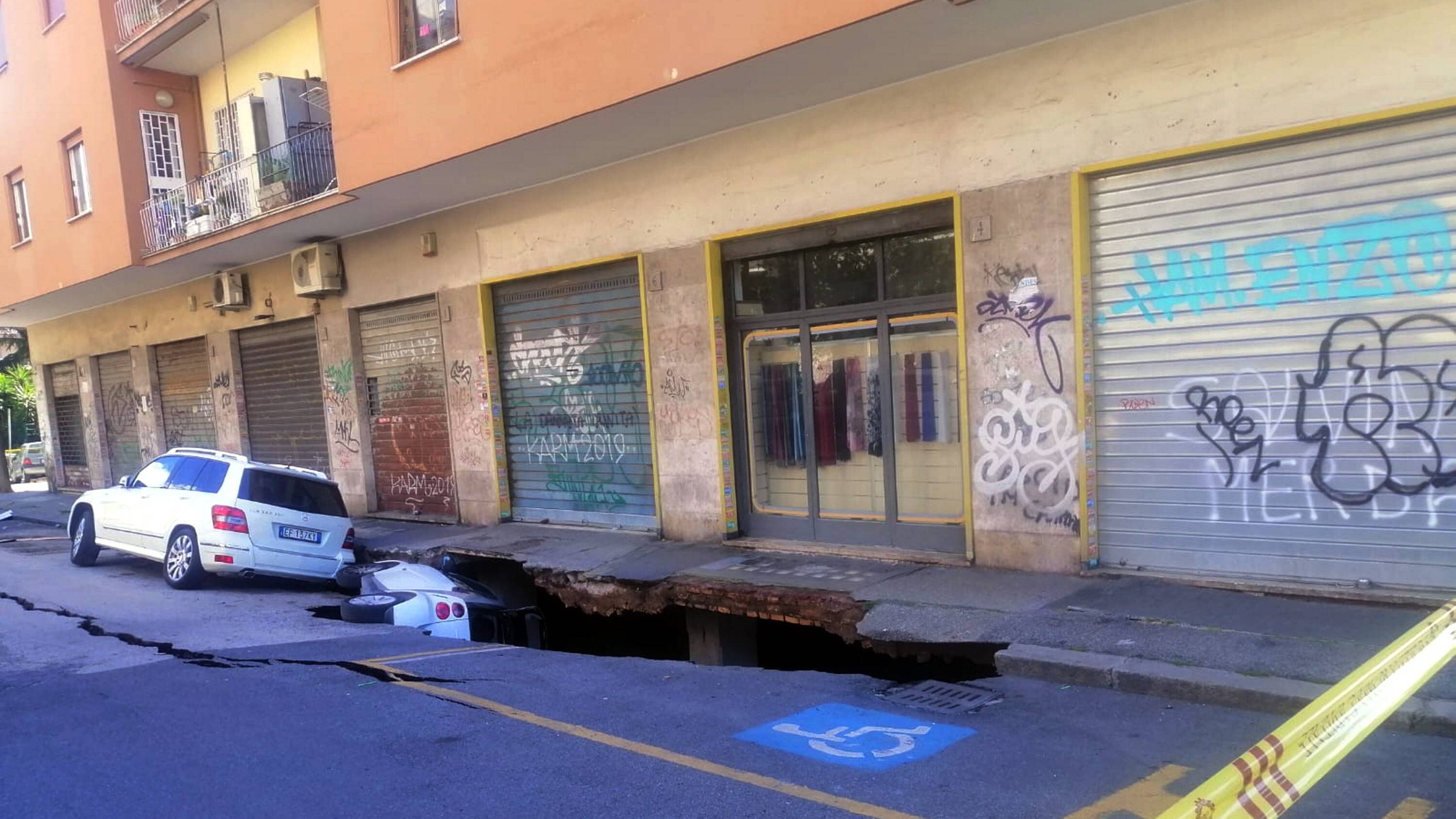 La voragine inghiotte le auto: bufera sulla Raggi