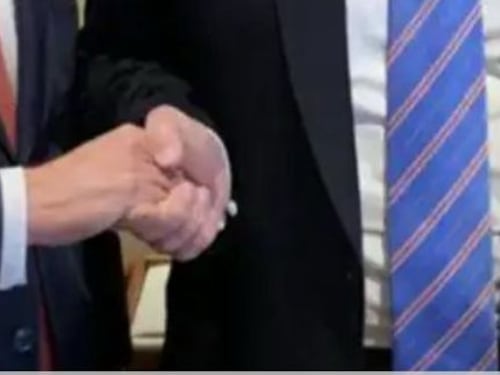 Dimmi come stringi la mano e ti dirò cosa pensi