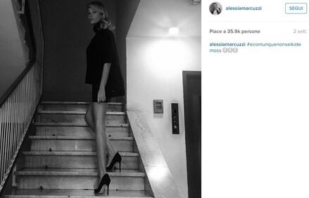 Alessia Marcuzzi sensuale in top e collant nero 2