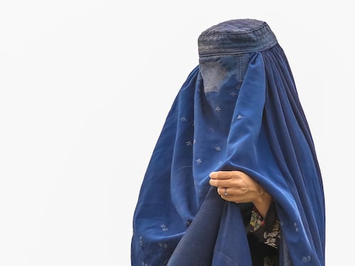 Burqa vietato a scuola, passa la risoluzione: “Il volto deve essere sempre riconoscibile”