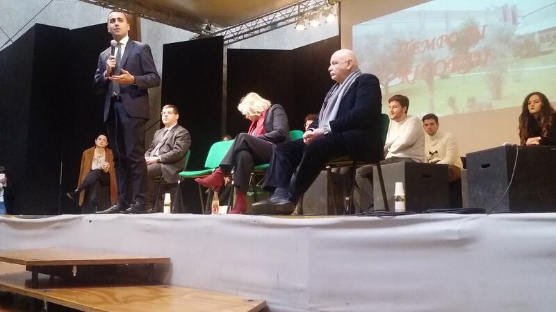 Di Maio nel suo liceo: contestato da studenti e lavoratori  1