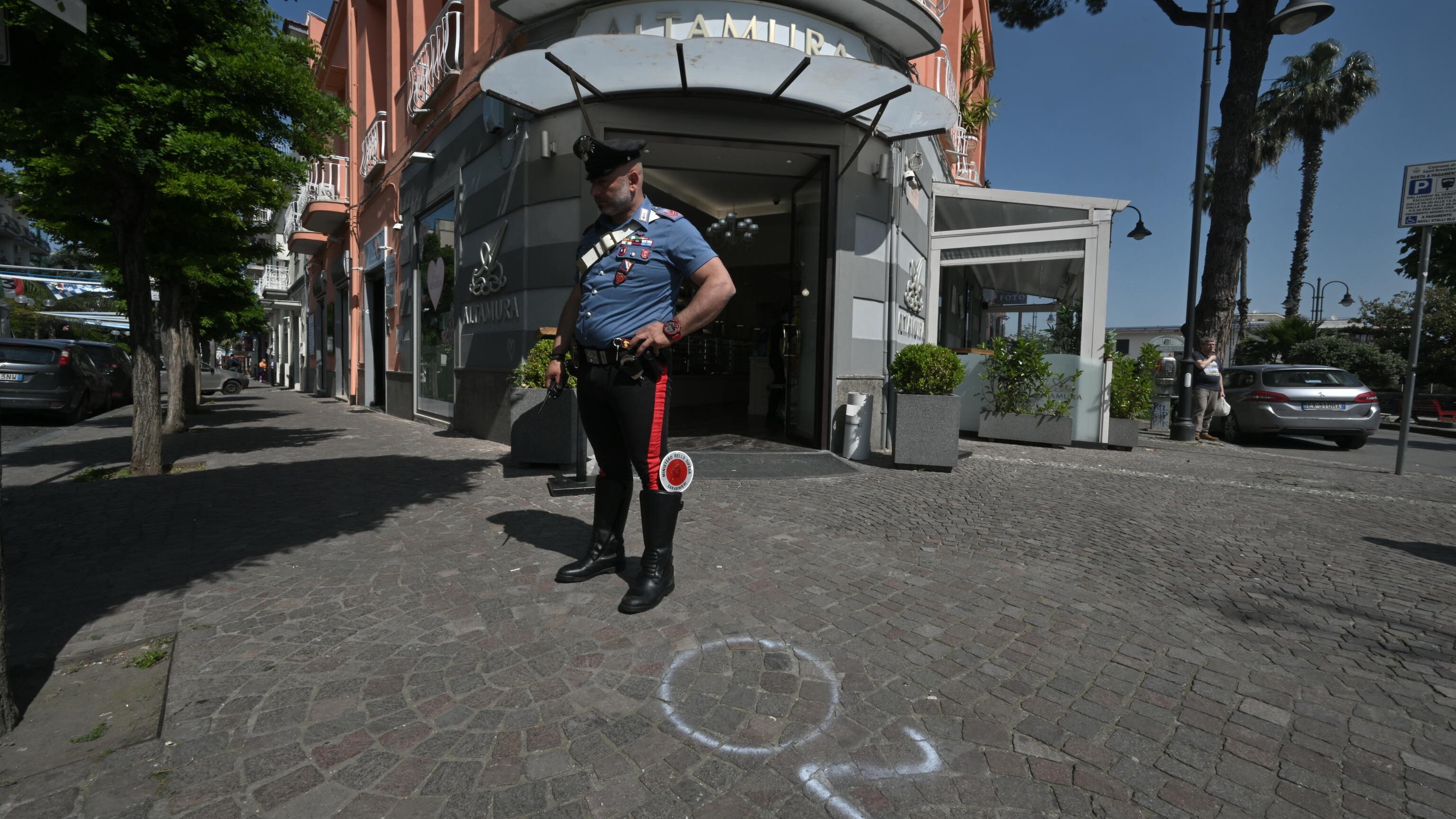 Spari sul bar, grave bimba. "Era lì solo per un gelato"