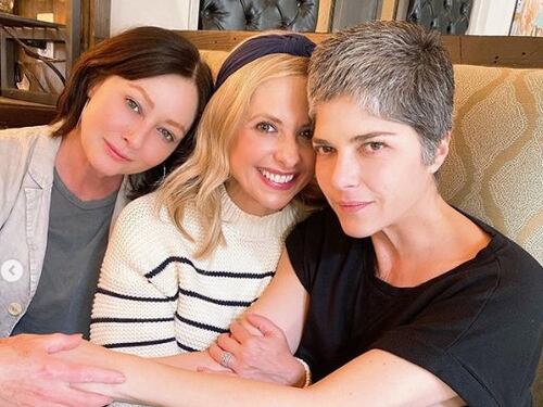 Shannen Doherty, Sarah Michelle Gellar e Selma Blair insieme sui social