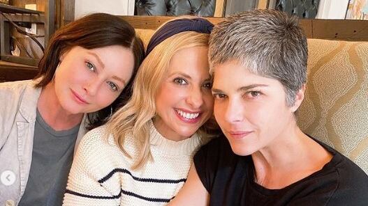 Shannen Doherty, Sarah Michelle Gellar e Selma Blair insieme sui social