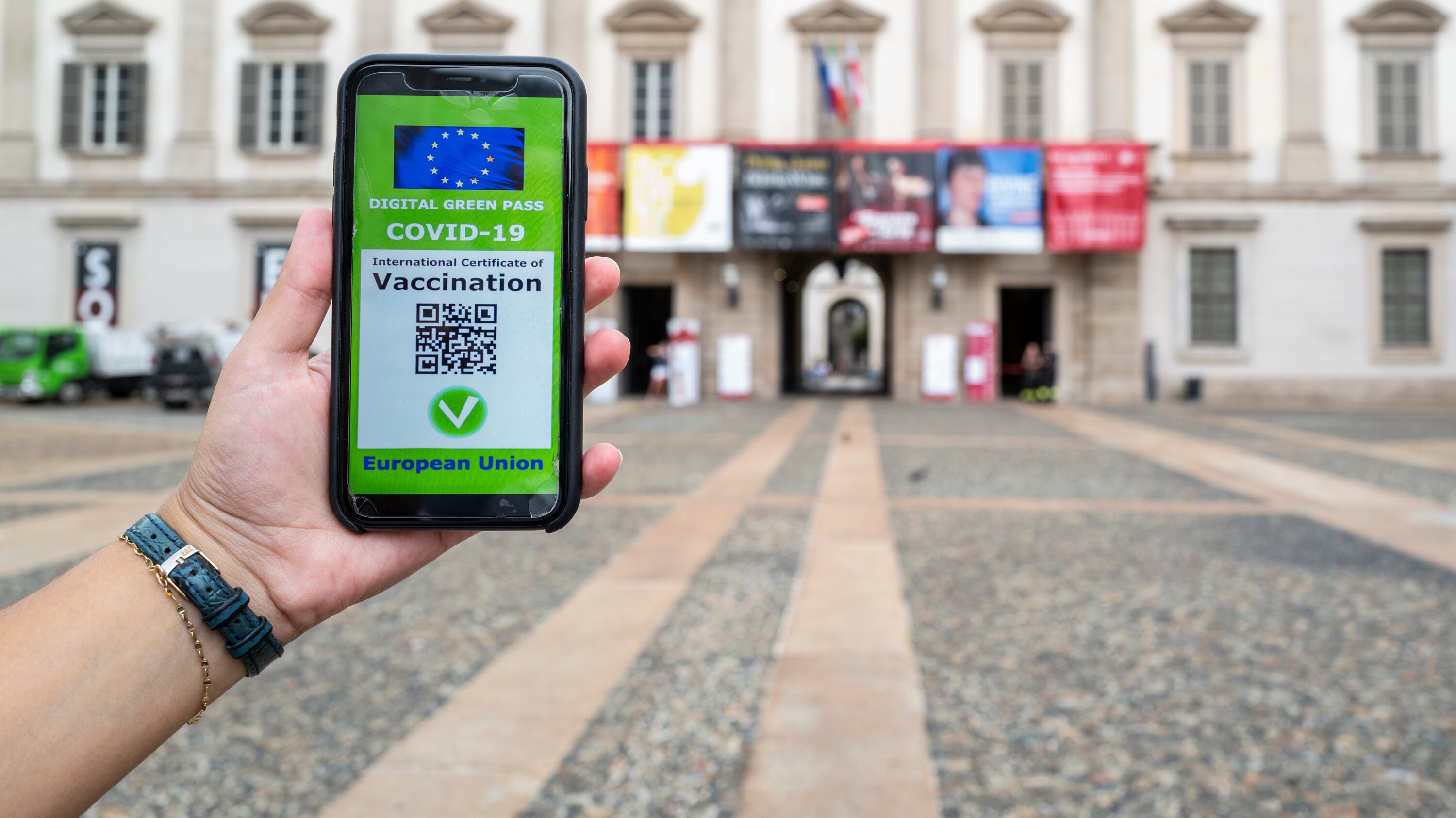 Corsa a scaricare i green pass: solo ieri 6,7 milioni di italiani. Ma chi controlla il documento?