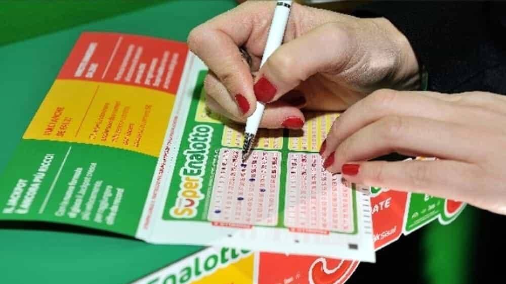 Superenalotto, il passo falso del vincitore: cosa ha fatto con gli amici