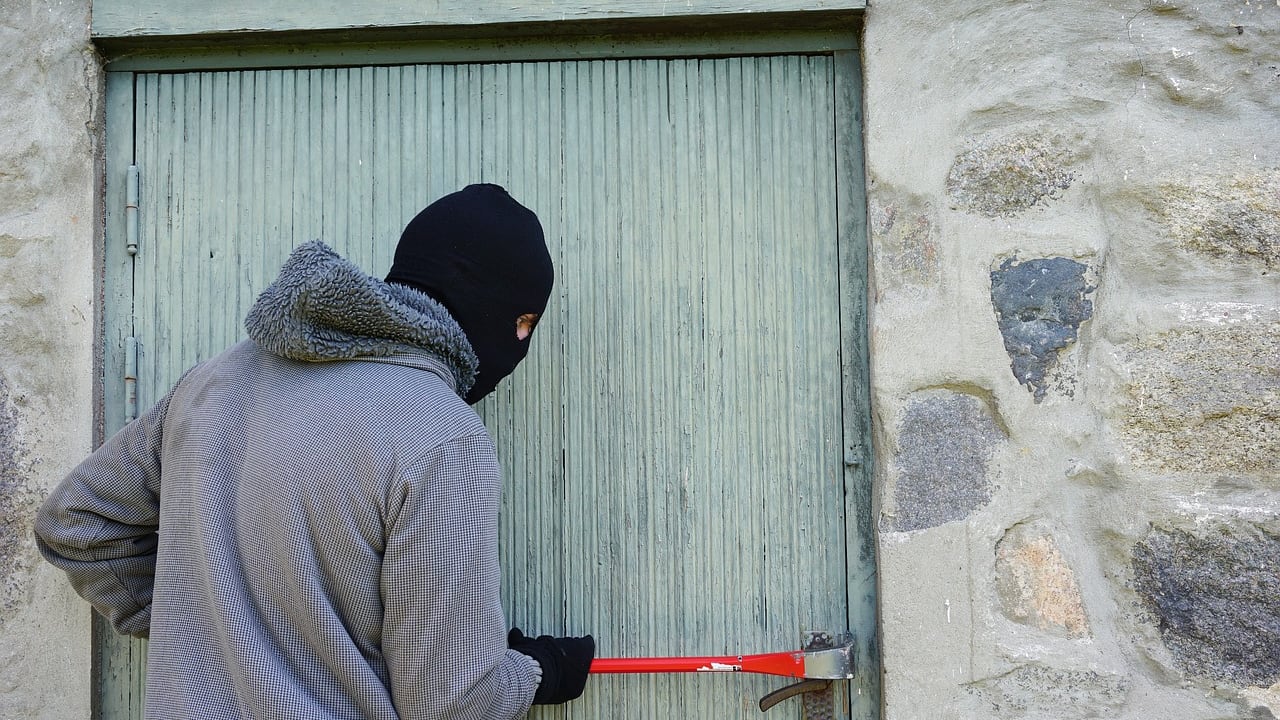 Furti in casa: cos’è la “colla invisibile” e come difendersi dai topi d’appartamento