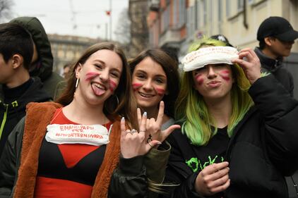 Studenti e studentesse in piazza per la festa dell'8 marzo  8