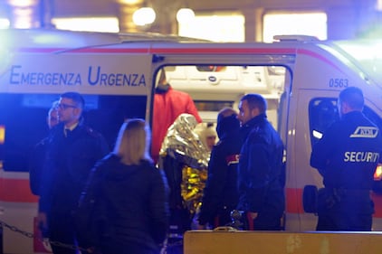 Lancio di tavolini e colpi di bottiglie: maxi rissa vicino al Duomo 2