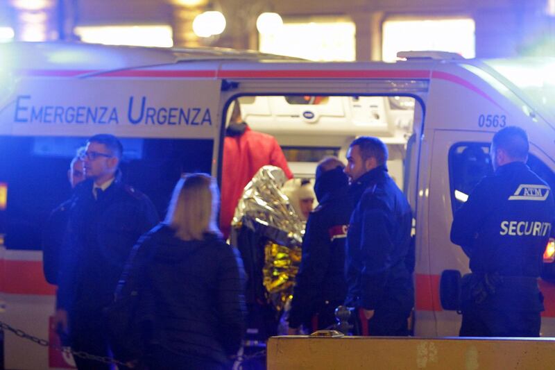 Lancio di tavolini e colpi di bottiglie: maxi rissa vicino al Duomo 2