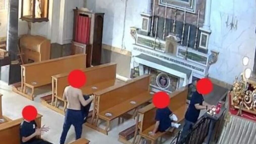 Ragazzini escono da scuola e vandalizzano una chiesa in centro: grande rabbia a Bari