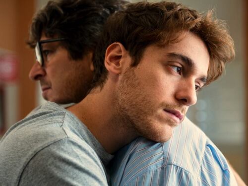 "Tutto chiede salvezza", la poesia dei pazzi nel libro e nella serie Netflix
