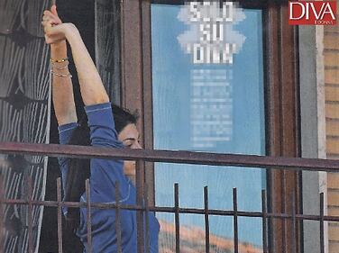 Inedita Virginia Raggi: in pigiama mette ordine a casa 1