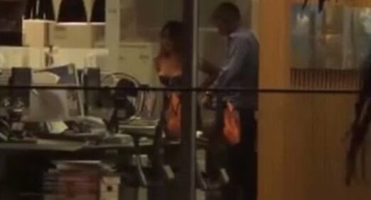 Scandalo a luci rosse: sorpresi a fare sesso in ufficio 1