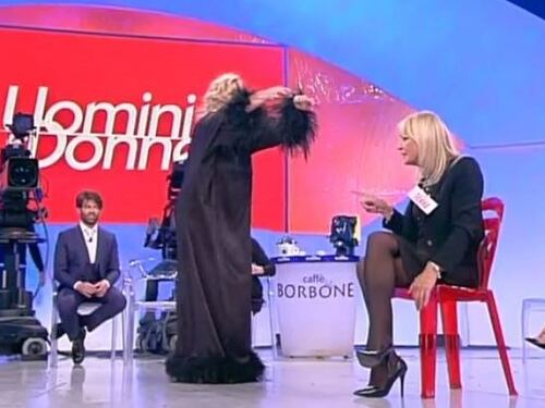 Uomini e Donne, Tina minaccia Gemma: "Ti prendo quei capelli e me li metto al posto delle piume"