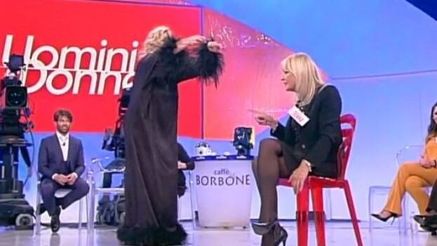Uomini e Donne, Tina minaccia Gemma: "Ti prendo quei capelli e me li metto al posto delle piume"