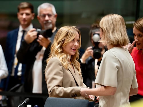 Lo scontro con Trump rafforza Meloni: cresce la fiducia degli italiani nella premier