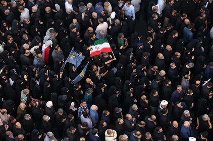 Teheran scende in piazza per i funerali dei "martiri" della guerra dei 12 giorni 1