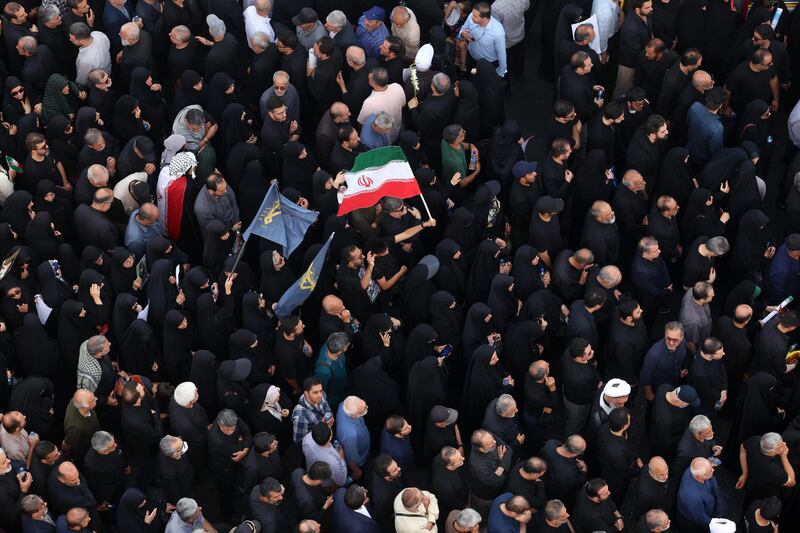 Teheran scende in piazza per i funerali dei "martiri" della guerra dei 12 giorni 1