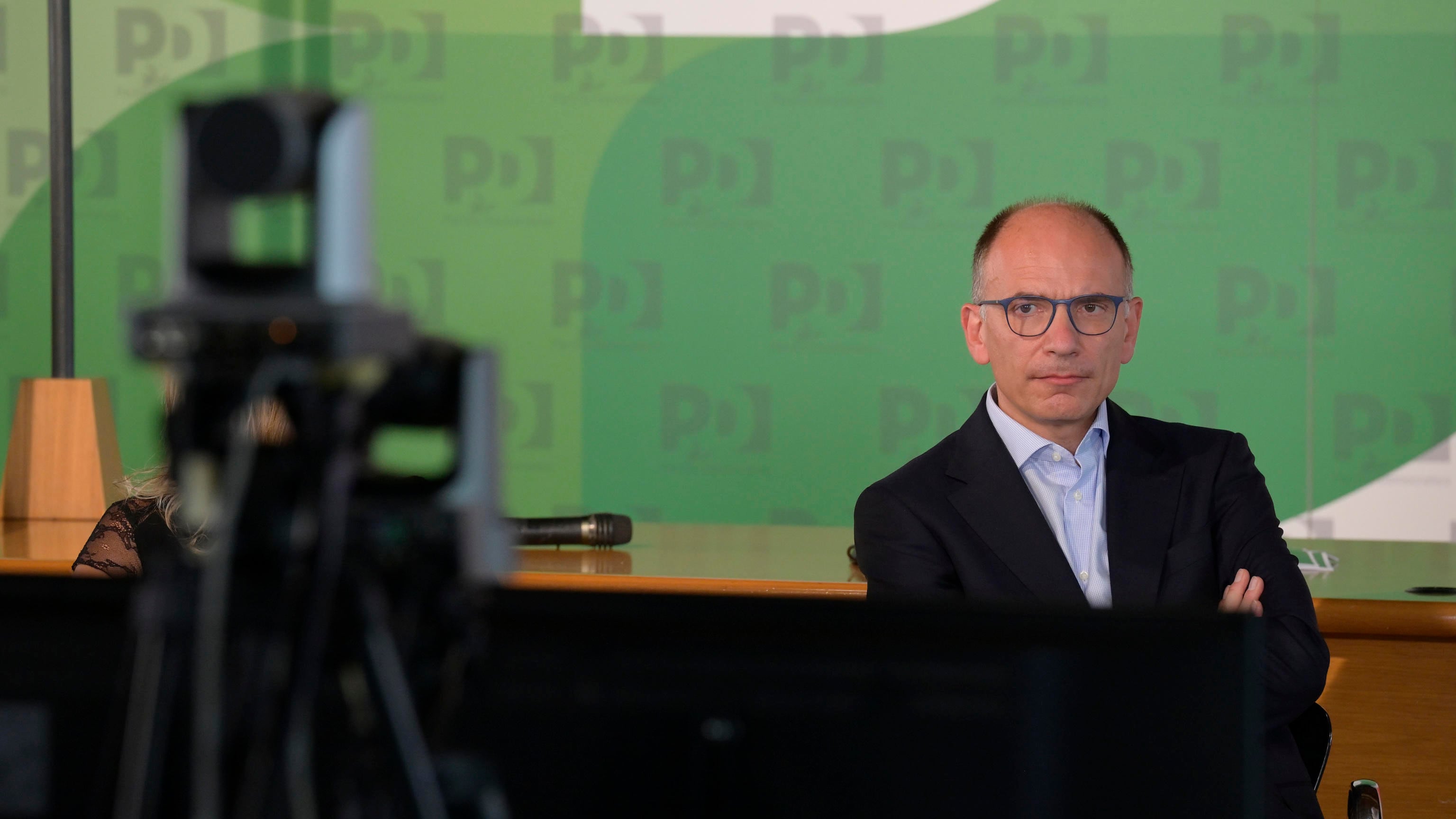 Letta tra rivolte e retromarce. Il mese nero di un segretario in confusione