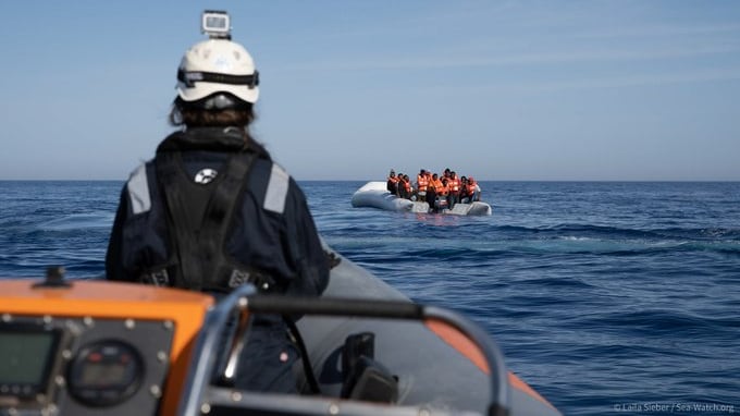 La Sea Watch soccorre 100 migranti vicino la Libia