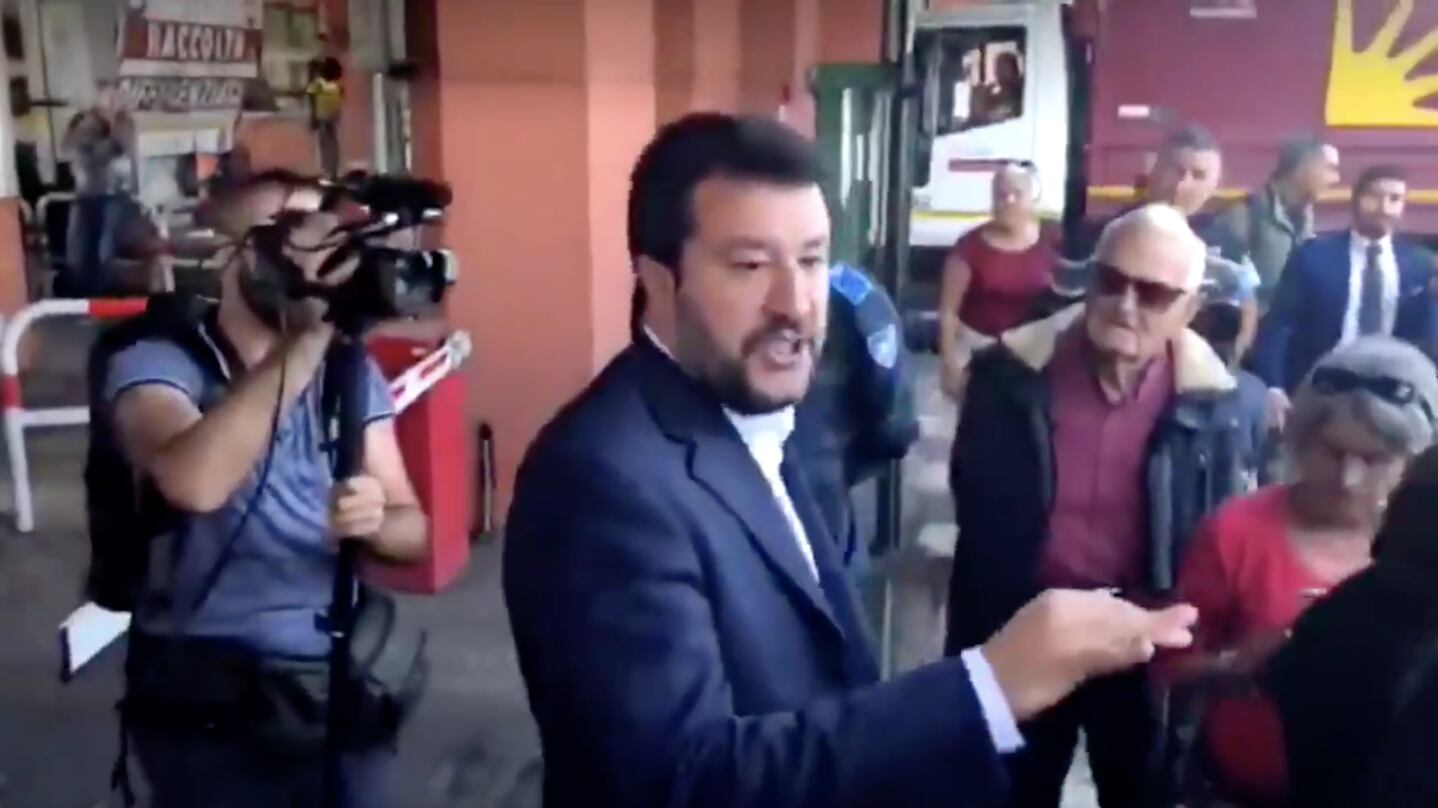 Rifiuti Roma, blitz di Salvini: gli viene negato l'accesso