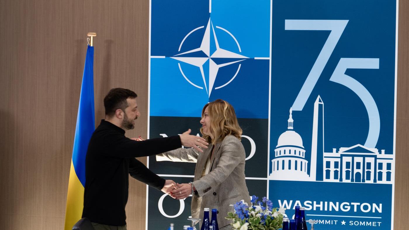 Meloni abbraccia Zelensky. "Fiera dell'invio di missili". La Lega: non sono difensivi