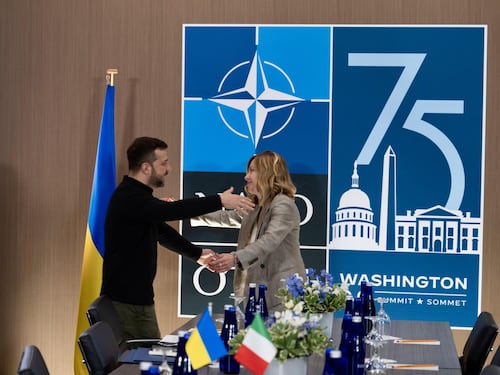 Meloni abbraccia Zelensky. "Fiera dell'invio di missili". La Lega: non sono difensivi