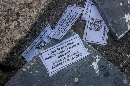 Scontri tra studenti e forze dell'ordine sotto la sede di Assolombardia a Milano 3