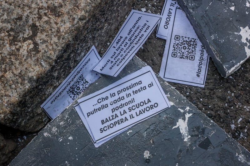 Scontri tra studenti e forze dell'ordine sotto la sede di Assolombardia a Milano 3