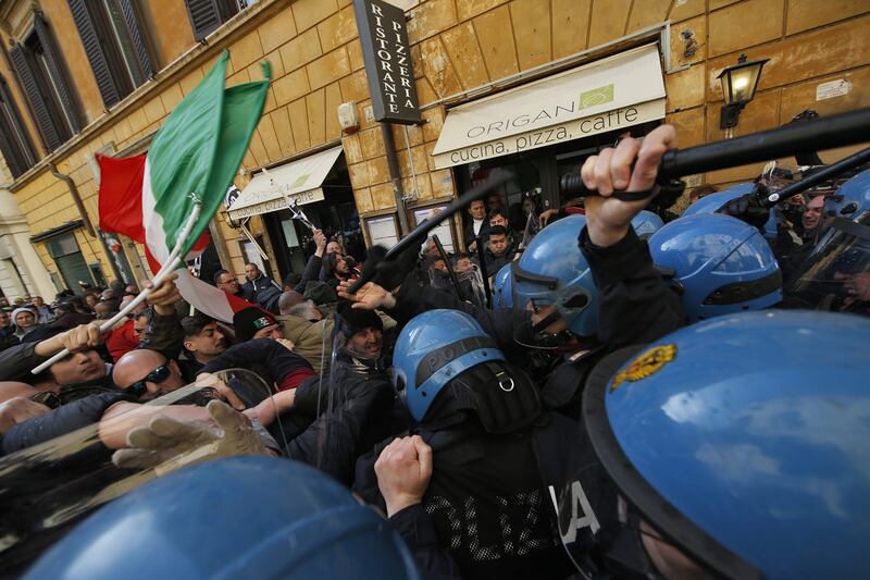 Scontri davanti la sede del Pd in Via del Nazareno 19