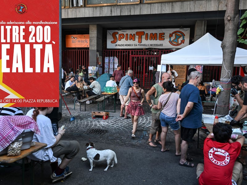 ProPal, centri sociali e islamisti: il carrozzone della nuova sinistra in piazza per gli abusivi dello Spin Time