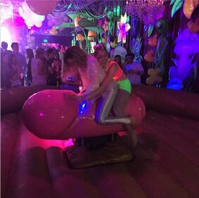 Miley Cirus compie 22 anni e festeggia su Instagram 16