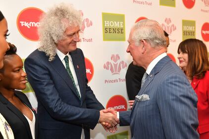 Il Principe Carlo: stretta di mano con Brian May dei Queen al The Princès Trust Awards 7