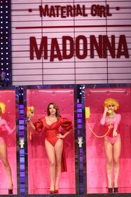 Claudia Gerini sexy: balla e canta a "Celebration" 2