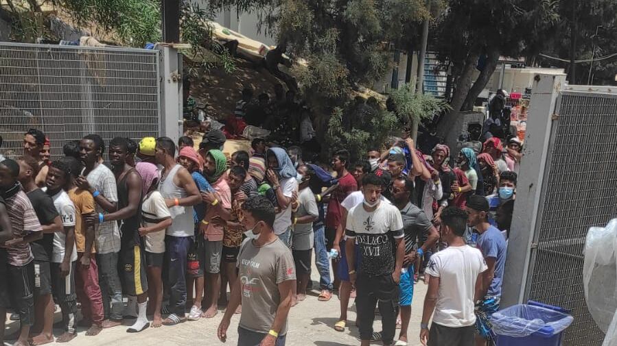 "Sembra la Libia...". In 2000 ammassati nell'hotspot, arriva la Marina