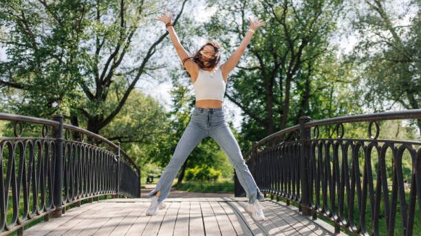 Jeans skinny la tendenza in vista dell'autunno. Gli outfit imperdibili a 50 anni