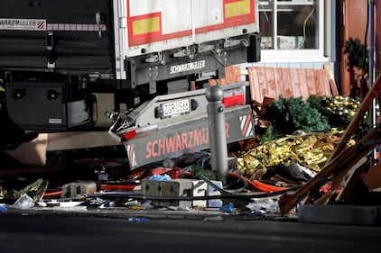Attentato a Berlino, le immagini dei soccorsi 12