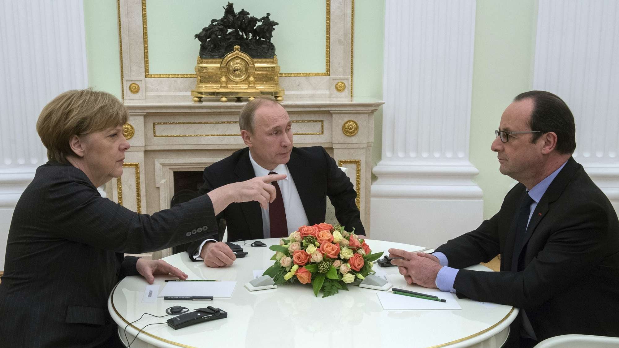 Merkel e Hollande da Putin: Nato è già divisa sull'Ucraina