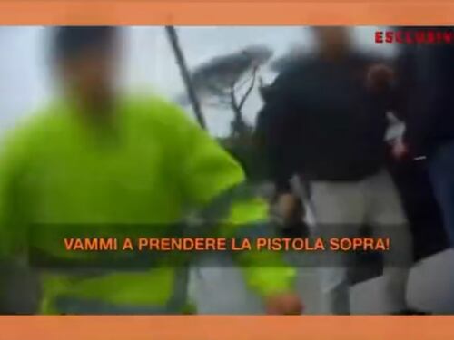 "Prendimi la pistola". Paura per l'aggressione agli inviati di Fuori dal coro