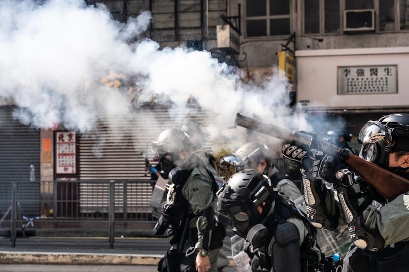 Hong Kong, agente spara a un manifestante 1