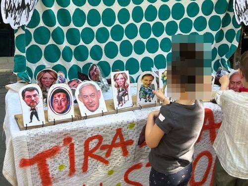 “Tira la cacca agli str…”. Il “gioco” per bimbi con Meloni, Salvini e La Russa